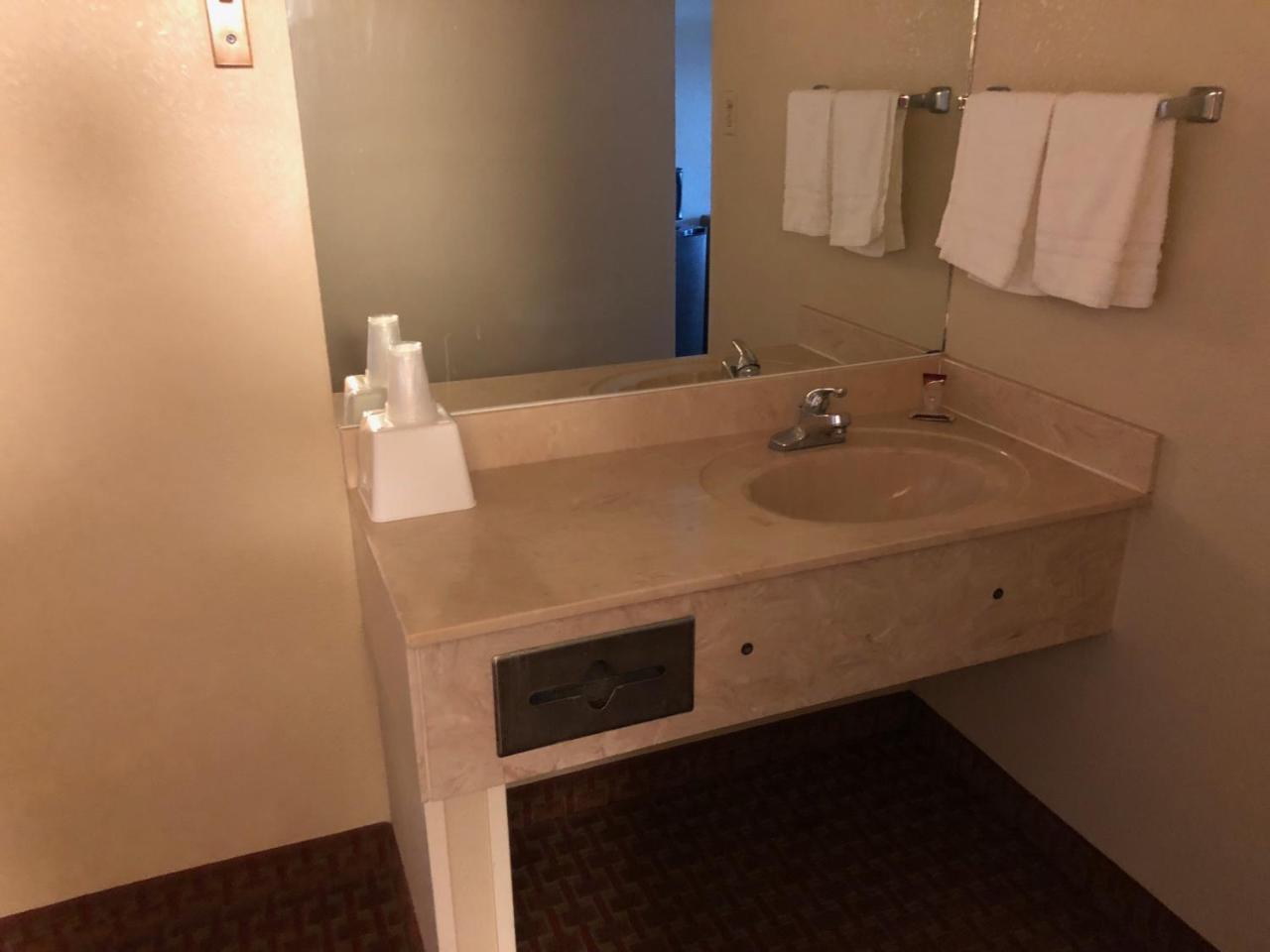 Relax Inn Растон Экстерьер фото